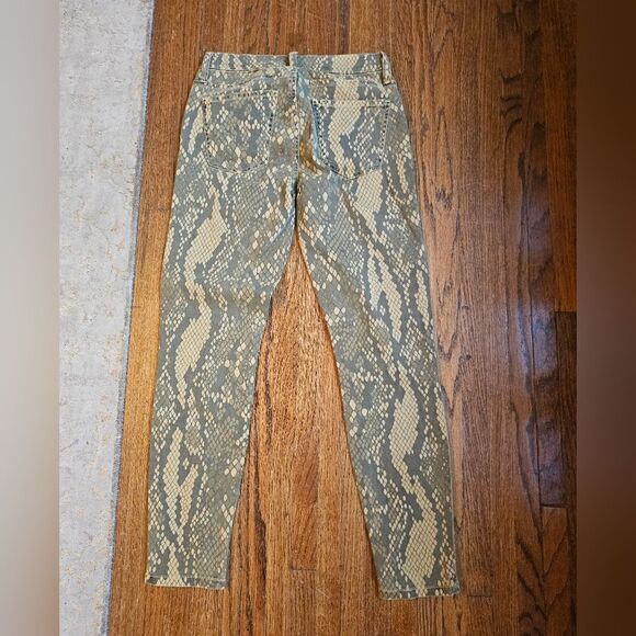 Current/Elliott snake skin looking ankle jeans sz 25 with 27" inseam. Excellent - Picture 4 of 7